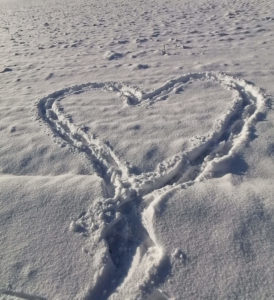 Ein Herz auf dem Feld aus Schnee